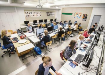 Tamperelaisen Kaukajärven koulun 8-luokkalaiset kirjoittamassa ajatuksiaan kotimaastaan, joka valmistautuu itsenäisyytensä satavuotisjuhlavuoteen. Opettaja Maarit Lehtimäki valvoo.