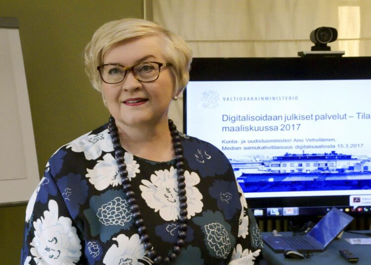 Kunta- ja uudistusministeri Anu Vehviläinen (kesk.) kertoi julkisten palveluiden digitalisoinnista 15. maaliskuuta.