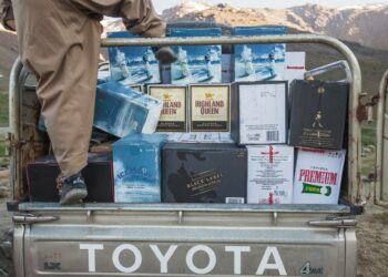 Alkoholikauppias purkaa satojen litrojen lastia. Pullot välivarastoidaan Irakin ja Irakin vuoristoiselle rajalle, josta ne jaetaan salakuljetettaviksi pienempinä erinä rajan yli.