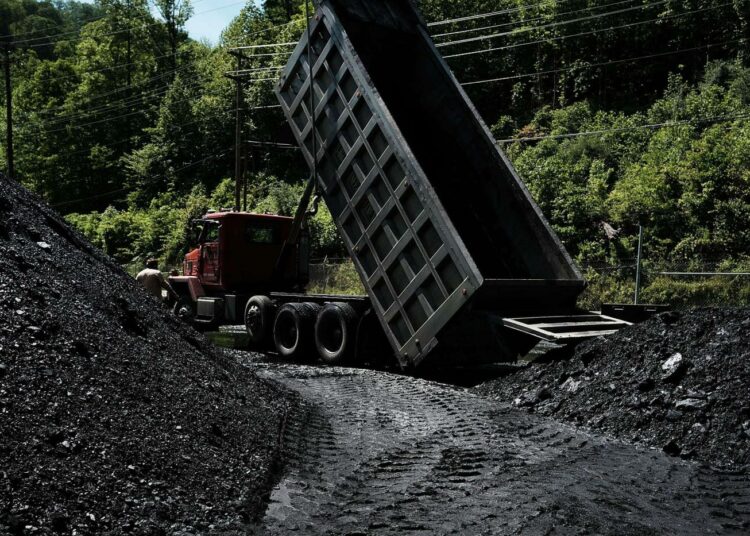 Kuorma-auto purkaa hiililastia Welchissä Länsi-Virginian osavaltiossa Yhdysvalloissa.