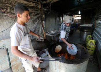 A Voice for Young Syrian Refugees -tutkimuksessa selvitettiin Jordaniassa ja Libanonissa asuvien nuorten syyrialaispakolaisten mielipiteitä ja asenteita. Syyrian pakolaisia paistamassa leipää pakolaisleirillä Jordaniassa.