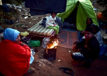 Turkin kautta tulleita pakolaisia Kreikan Samokselle pystytetyssä telttaleirissä.