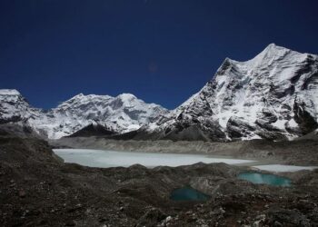 Jäätiköiden sulaminen kuuluu ilmastonmuutoksen rajuimpiin vaikutuksiin. Imjan jäätikkö Nepalin Himalajalla on muuttunut järveksi.