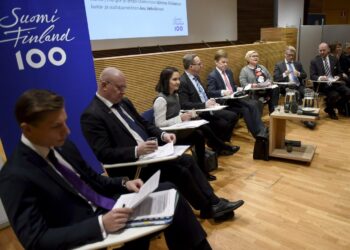 Seitsemän ministeriä vastasi kansalaisten esittämiin kysymyksiin tulevaisuuden kyselytunnilla maanantaina: oikeusministeri Antti Häkkänen (kuvassa etualalla vasemmalla), työministeri Jari Lindström, opetusministeri Sanni Grahn-Laasonen, elinkeinoministeri Mika Lintilä, puheenjohtajana eduskunnan ensimmäinen varapuhemies Mauri Pekkarinen, kunta- ja uudistusministeri Anu Vehviläinen, asunto-, energia- ja ympäristöministeri Kimmo Tiilikainen sekä Eurooppa-, kulttuuri- ja urheiluministeri Sampo Terho.