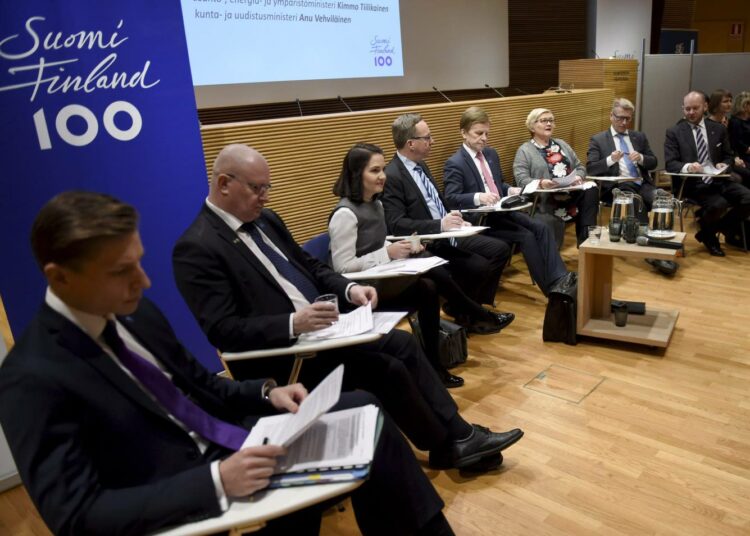 Seitsemän ministeriä vastasi kansalaisten esittämiin kysymyksiin tulevaisuuden kyselytunnilla maanantaina: oikeusministeri Antti Häkkänen (kuvassa etualalla vasemmalla), työministeri Jari Lindström, opetusministeri Sanni Grahn-Laasonen, elinkeinoministeri Mika Lintilä, puheenjohtajana eduskunnan ensimmäinen varapuhemies Mauri Pekkarinen, kunta- ja uudistusministeri Anu Vehviläinen, asunto-, energia- ja ympäristöministeri Kimmo Tiilikainen sekä Eurooppa-, kulttuuri- ja urheiluministeri Sampo Terho.
