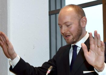 Sinisten puheenjohtaja Sampo Terho.