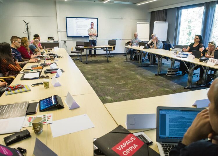 Puoluesihteeri Joonas Leppänen kertoi poliitikkokoulun osallistujille vasemmistoliiton tavoitteista tuleviin vaaleihin liittyen.