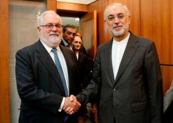 Iranin atomienergia järjestöä johtava Ali Akbar Salehi (oik) tapasi EU:n energiakomissaari Miguel Arias Caneten toukokuussa Teheranissa.
