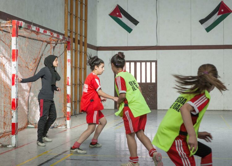 Tyttöjä harjoittelemassa jumppasalissa Zarkassa, 25 kilometrin päässä pääkaupunki Ammanista.