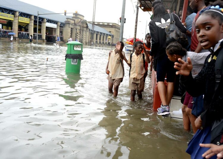 Ilmastonmuutoksen vahvistamat sään ääri-ilmiöt vaikeuttavat elämää ympäri maailmaa. Kuva Trinidadin pääkaupungista Port of Spainista tulvan aikaan.