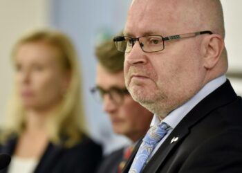 Työministeri Jari Lindström sai keskusjärjestöiltä ristiriitaiset eväät yt-lain uudistamistyöhön.