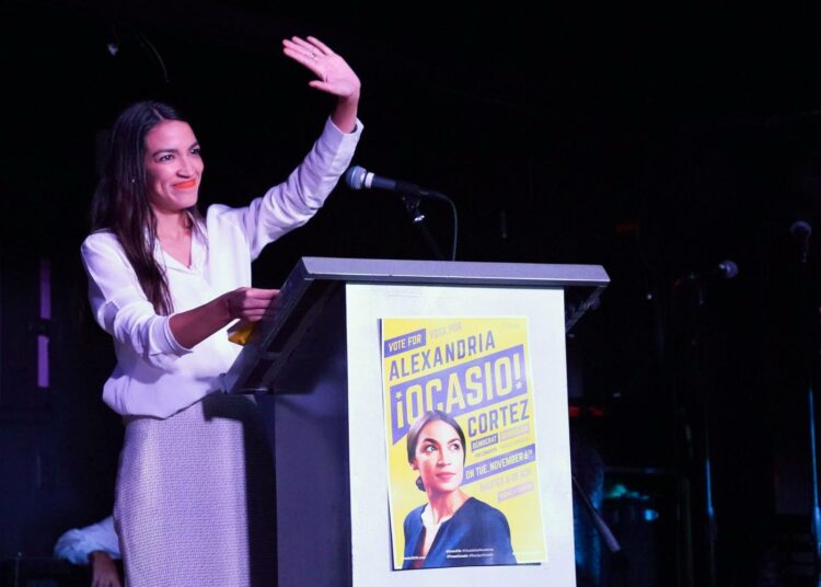 Demokraattiseksi sosialistiksi itseään luonnehtiva 29-vuotias Alexandria Ocasio-Cortez valittiin kaikkien aikojen nuorimpana edustajainhuoneeseen.