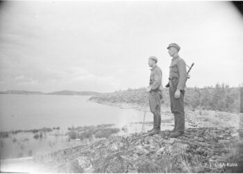 Luutnantti Holopainen ja alikersantti Rahikainen olivat kaksi niistä kuudesta miehestä, jotka selvisivät hengissä Petäjäsaaren valtauksesta. Kuva on otettu elokuussa 1941.