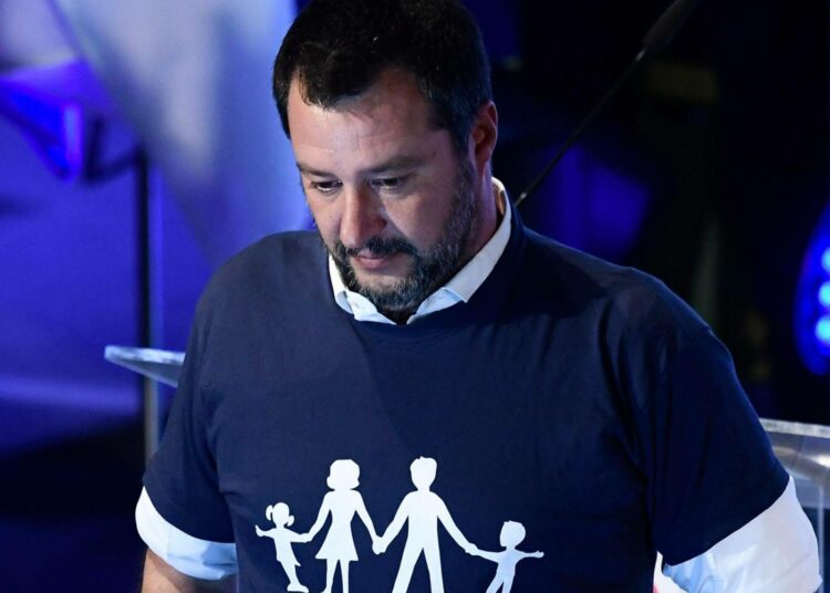 Italian sisäministeri Matteo Salvini on tunnettu siitä, että hän viestii paidoillaan. Viime viikonloppuna Salvini isännöi Veronassa Yhdysvaltain uskonnollisen oikeiston ja eurooppalaisen äärioikeiston yhteiskokousta ja piti yllään World Congress of Families -järjestön (WCF) paitaa.