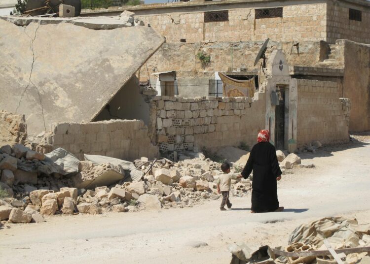Syyriassa siviilit ovat kärsineet pahimmin vuonna 2011 alkaneesta sodasta. Äiti ja lapsi kuvattiin vuonna 2013 Ma'arat Al-Numanin lähellä