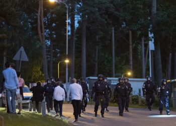 Poliiseja Hietaniemen uimarannalla Helsingissä juhannusyönä.
