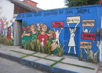 Brasilialaisen paikallisyhteisön perustaman mielenterveysaseman seinää koristaa muraali.