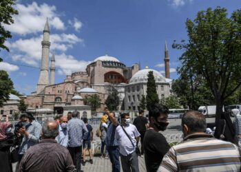 Ihmisiä koolla Hagia Sofian luona Istanbulissa viime lauantaina. Turkin korkein oikeus oli tehnyt päätöksensä museon kohtalosta edellisenä päivänä.