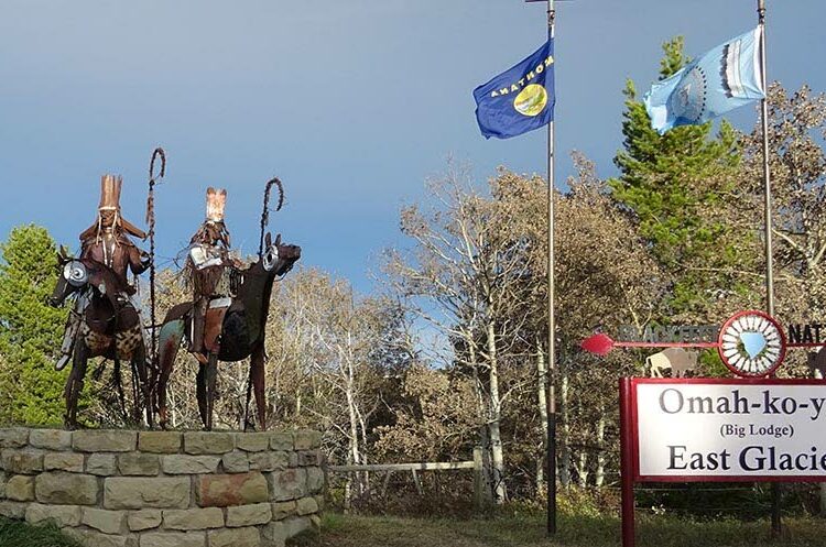 Montanan Blackfeet-kansan reservaatin portilla tervehdys on sekä englanniksi että heidän omalla kielellään. Blackfeetit tekevät myös yhteistyötä läheisen Glacierin kansallispuiston kanssa. Kuvassa siksi myös tervetulotoivotus Glacierin kansallispuistoon.