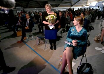 Tiede- ja kulttuurinministeri Annikan Saarikon (keskellä) valinnan puheenjohtajaksi odotetaan tuovan vakautta hallitukseen ja keskustan kannanottoihin. Edessä oikealla Katri Kulmuni.