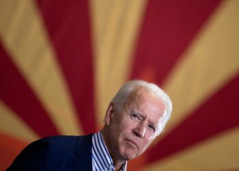 Joe Biden taustanaan Arizonan lippu.