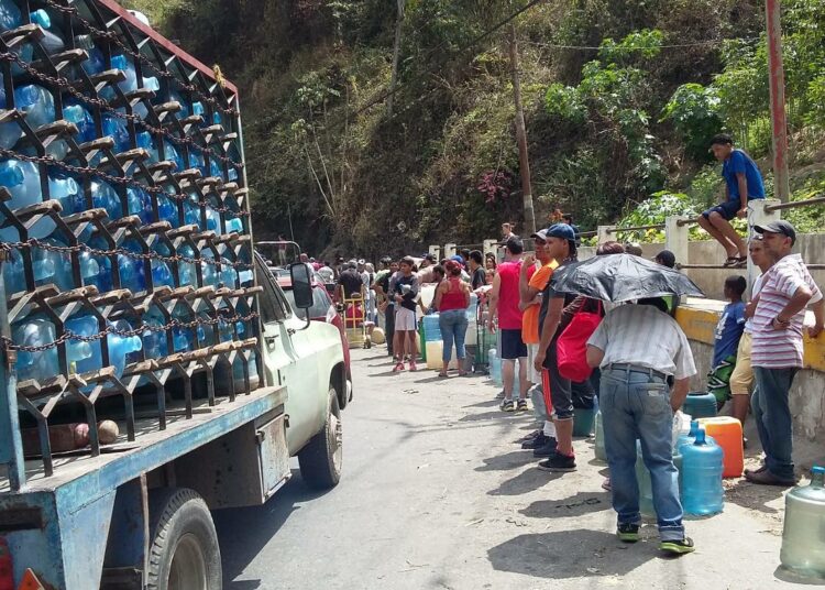 Vesikatkot pakottavat Venezuelan pääkaupungin Caracasin köyhien kaupunginosien asukkaat vesikanistereineen jonottamaan tienvarsien vesiposteilla. Pullotetun veden hinta nousee jatkuvasti, kun Venezuelan syvä taloudellinen ja sosiaalinen kriisi jatkuu.