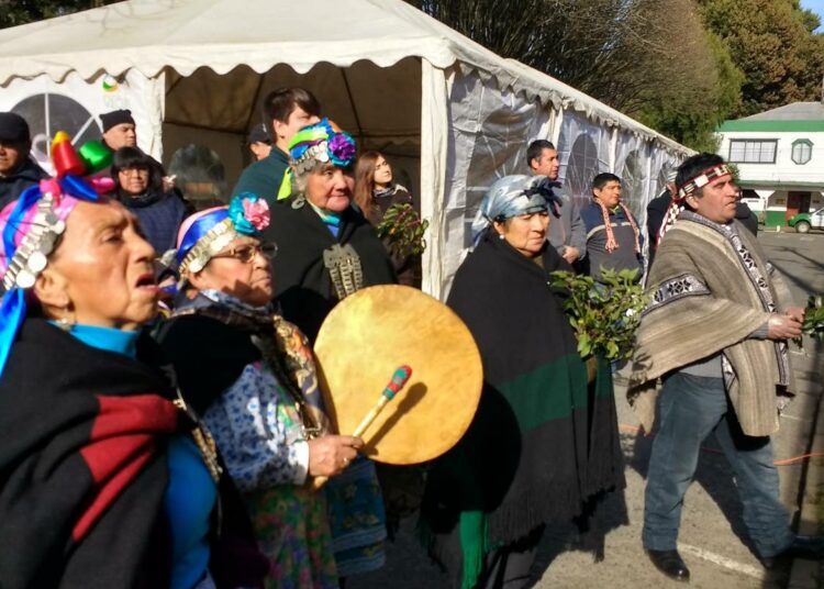Mapuche-, lonko- ja machi-kansojen edustajat osallistuvat lipunnostoon Vilcúnin kaupungissa, osana monia juhlallisuuksia, joita ympäri Chilen järjestetään aina kesäkuun 24. päivä. Silloin mapuchet juhlivat uutta vuotta, We Tripantua (uusi auringonnousu).