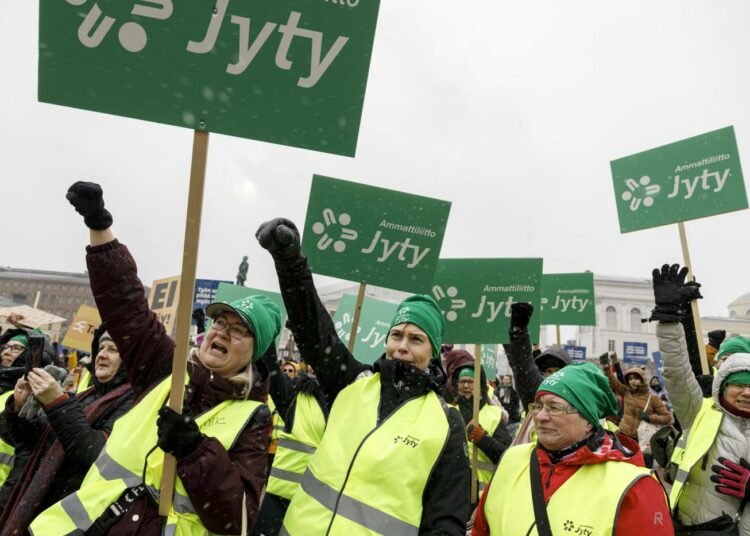 Kunta-alan työntekijät järjestivät mielenilmauksen Helsingissä Senaatintorilla eilen tiistaina.