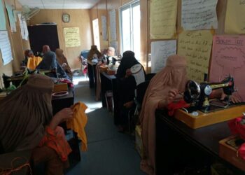 Afganistanilaisia pakolaisnaisia ompelu- ja kirjontakoulutuksessa Peshawarissa Pakistanissa.