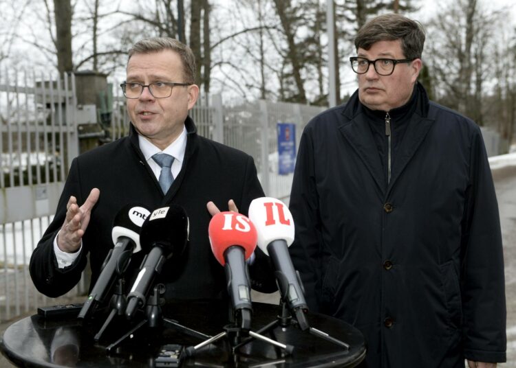 Pääministeri Petteri Orpo (kok) ja työministeri Arto Satonen (kok) Helsingissä maaliskuussa 2024.