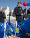 Kosovon lippuja ja ilmapalloja oli myynnissä itsenäisyyspäivän juhlassa maan pääkaupungissa Pristinassa 17. helmikuuta.