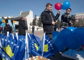 Kosovon lippuja ja ilmapalloja oli myynnissä itsenäisyyspäivän juhlassa maan pääkaupungissa Pristinassa 17. helmikuuta.