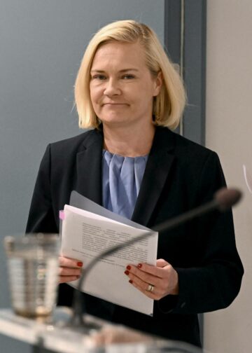 Sisäministeri Mari Rantanen (ps) kertoi hallituksen maahanmuuttoa koskevista esityksistä tiedotustilaisuudessa 18. huhtikuuta 2024.