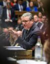 Ison-Britannian pääministeri Keir Starmer puhumassa parlamentin alahuoneessa toukokuussa.