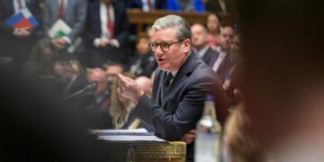 Ison-Britannian pääministeri Keir Starmer puhumassa parlamentin alahuoneessa toukokuussa.