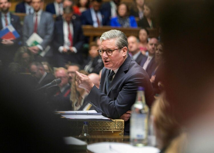 Ison-Britannian pääministeri Keir Starmer puhumassa parlamentin alahuoneessa toukokuussa.