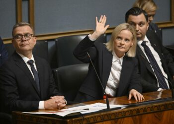 Pääministeri Petteri Orpo (vas.), valtiovarainministeri Riikka Purra sekä Eurooppa- ja omistajaohjausministeri Joakim Strand eduskunnan suullisella syyskuussa 2025.