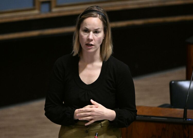 Tässä sidotaan kulloinkin istuvan hallituksen käsiä kahta kautta. Parlamentaarinen työryhmä asettaa vaadittavat sopeutusmiljardit, ja VM raamittaa käytössä olevat sopeutuskeinot, sanoo vasemmistoliiton Hanna Sarkkinen.