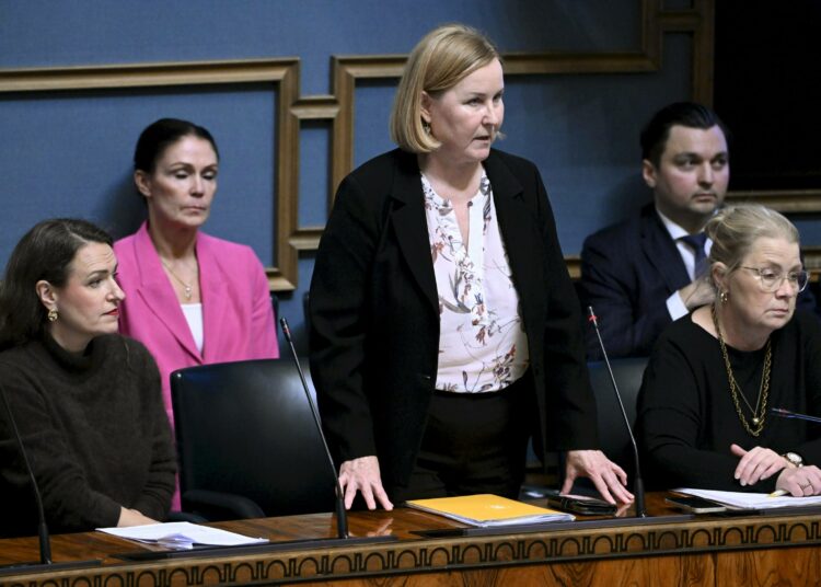 Kaisa Juuso vyöryttää vastuuta hyvinvointialueiden päättäjille ja edelliselle hallitukselle