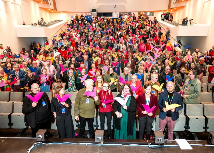 Vasemmistoliiton Vantaan puoluekokouksen lauantai alkoi Li Anderssonin puheella.