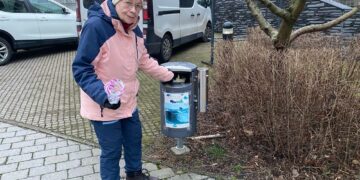 Tuula-Maria Ahonen on koristellut koti­pihansa roskiksen.