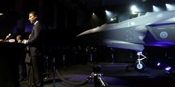 Puolustusministeri Antti Häkkänen (kok.) puhui, kun Suomen ensimmäinen F-35-hävittäjä esiteltiin joulukuussa Yhdysvalloissa.