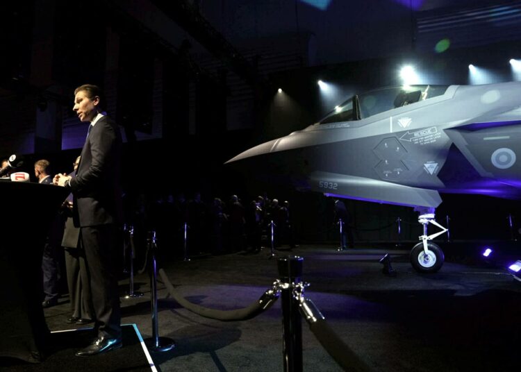 Puolustusministeri Antti Häkkänen (kok.) puhui, kun Suomen ensimmäinen F-35-hävittäjä esiteltiin joulukuussa Yhdysvalloissa.
