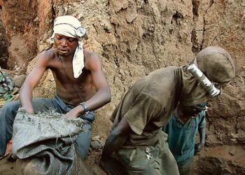 Kongolaiset pienkaivajat etsivät kobolttia Likasissa Katangan maakunnassa. Sisällissodan runtelemasta Kongosta louhittu koboltti on keskeinen raaka-aine matkapuhelinten akuissa.