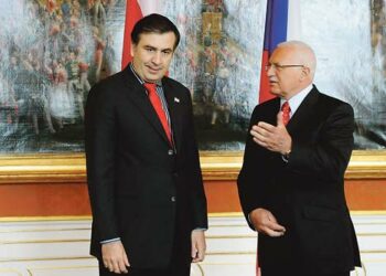 Georgian presidentti Mihail Saakashvili rupatteli Tshekin presidentin Vaclav Klausin kanssa Prahan linnassa torstaina.