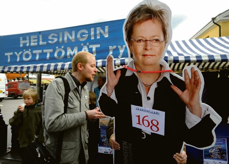 Helsingin työttömien tapahtumassa potentiaalisten äänestäjien huomiosta kilpailee Saramon lisäksi pahvinen Liisa Jaakonsaari.