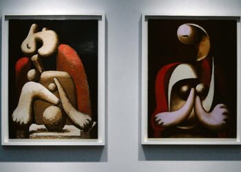 Surrealistinen pari. Punaisessa nojatuolissa istuva nainen (1932) ja Nainen punaisessa nojatuolissa (1932)