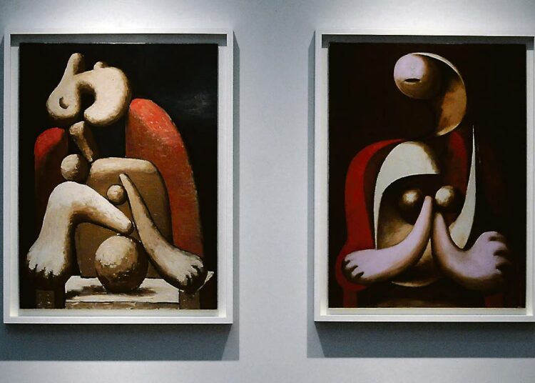 Surrealistinen pari. Punaisessa nojatuolissa istuva nainen (1932) ja Nainen punaisessa nojatuolissa (1932)