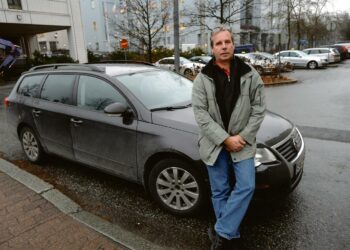 Tämä näyttää tavalliselta autolta, mutta sillä pelastetaan henkiä. - Kriisissä ihminen on kuin kuilun partaalla ja tunteet heittelevät laidasta laitaan. Me autamme häntä siinä tilanteessa ja hetkessä, kuvailee SOS-auton kriisityöntekijä Veli-Matti Husso.