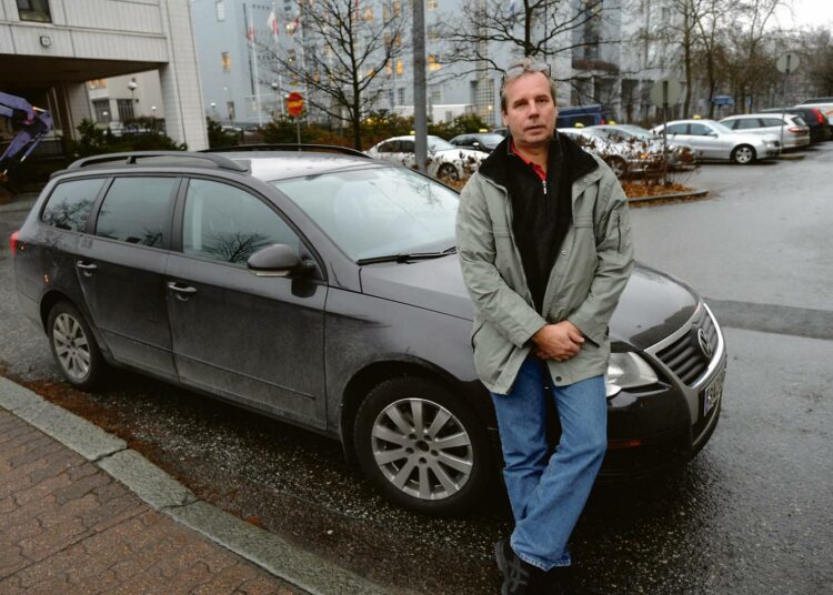 Tämä näyttää tavalliselta autolta, mutta sillä pelastetaan henkiä. - Kriisissä ihminen on kuin kuilun partaalla ja tunteet heittelevät laidasta laitaan. Me autamme häntä siinä tilanteessa ja hetkessä, kuvailee SOS-auton kriisityöntekijä Veli-Matti Husso.